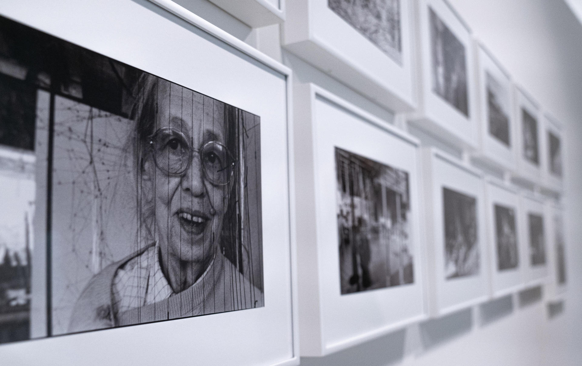 Fotografías de la artista venezolana Gertrud Goldschmidt (1912-1994), conocida como Gego, hoy en la muestra 