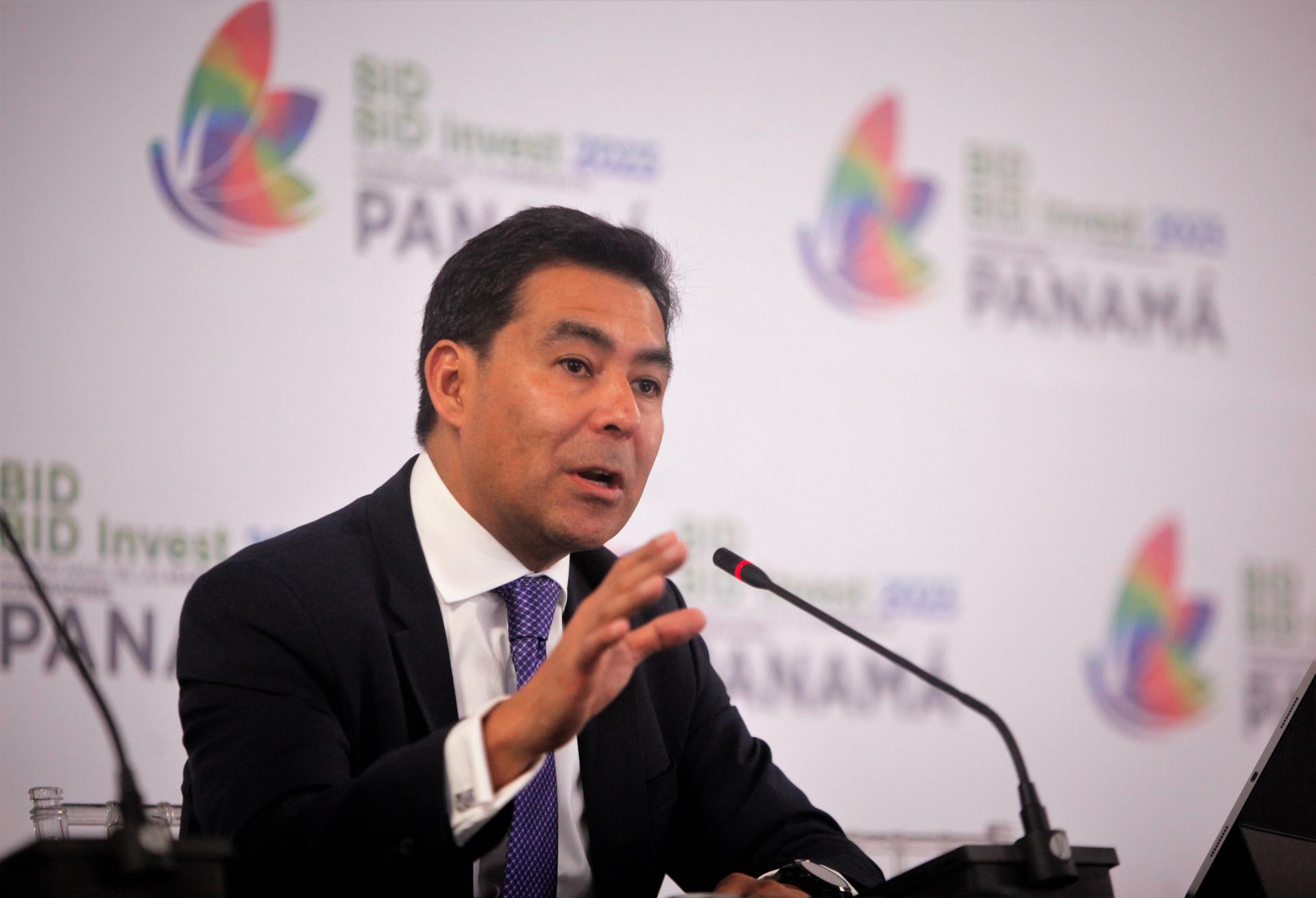 El economista jefe del Banco Interamericano de Desarrollo (BID), Eric Parrado, habla en una rueda de prensa hoy, en Ciudad de Panamá (Panamá). EFE/ Carlos Lemos
