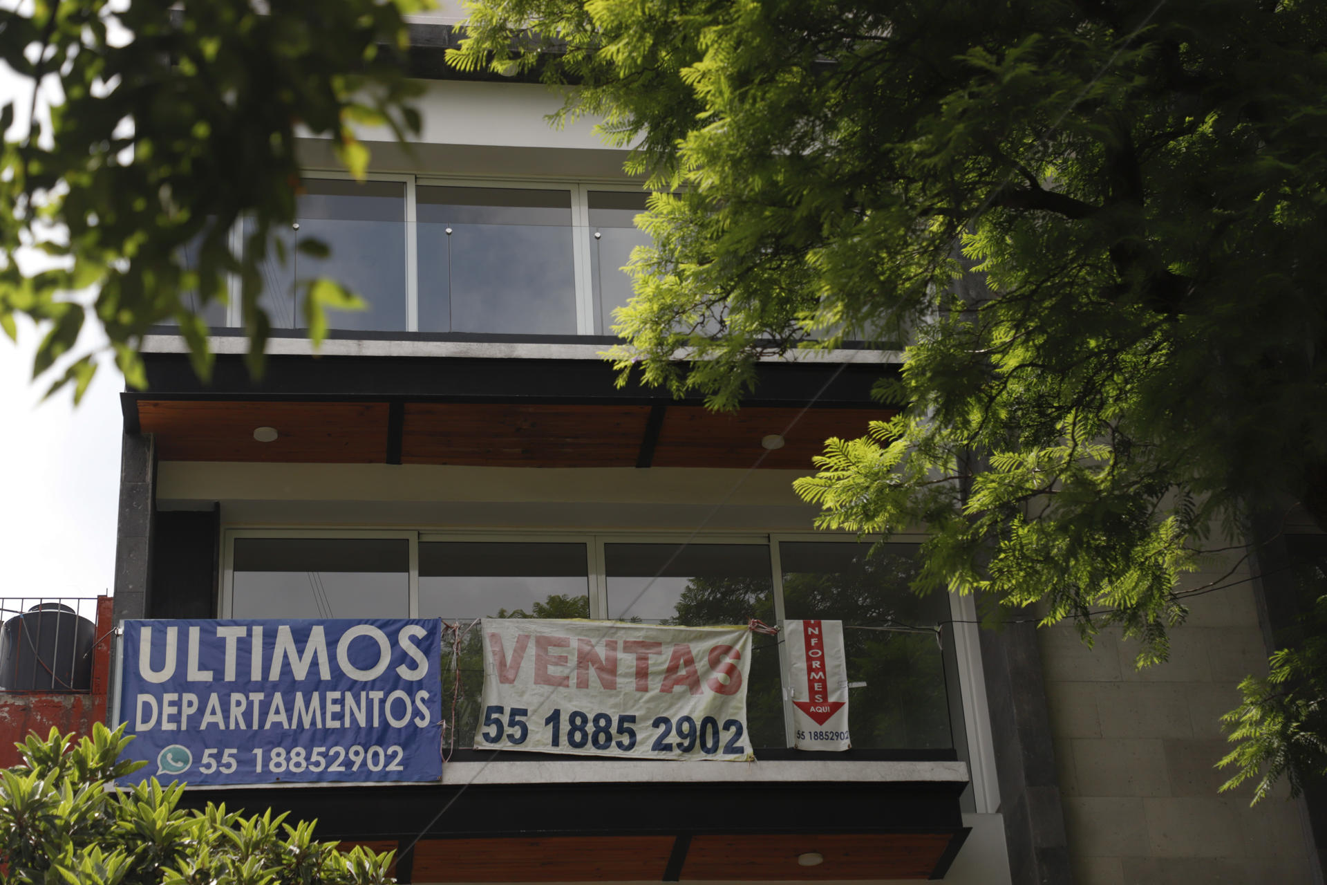 Fotografía de anuncios de ventas de departamentos y propiedades por inmobiliarias en la Ciudad de México (México). Imagen de archivo. EFE/ Isaac Esquivel
