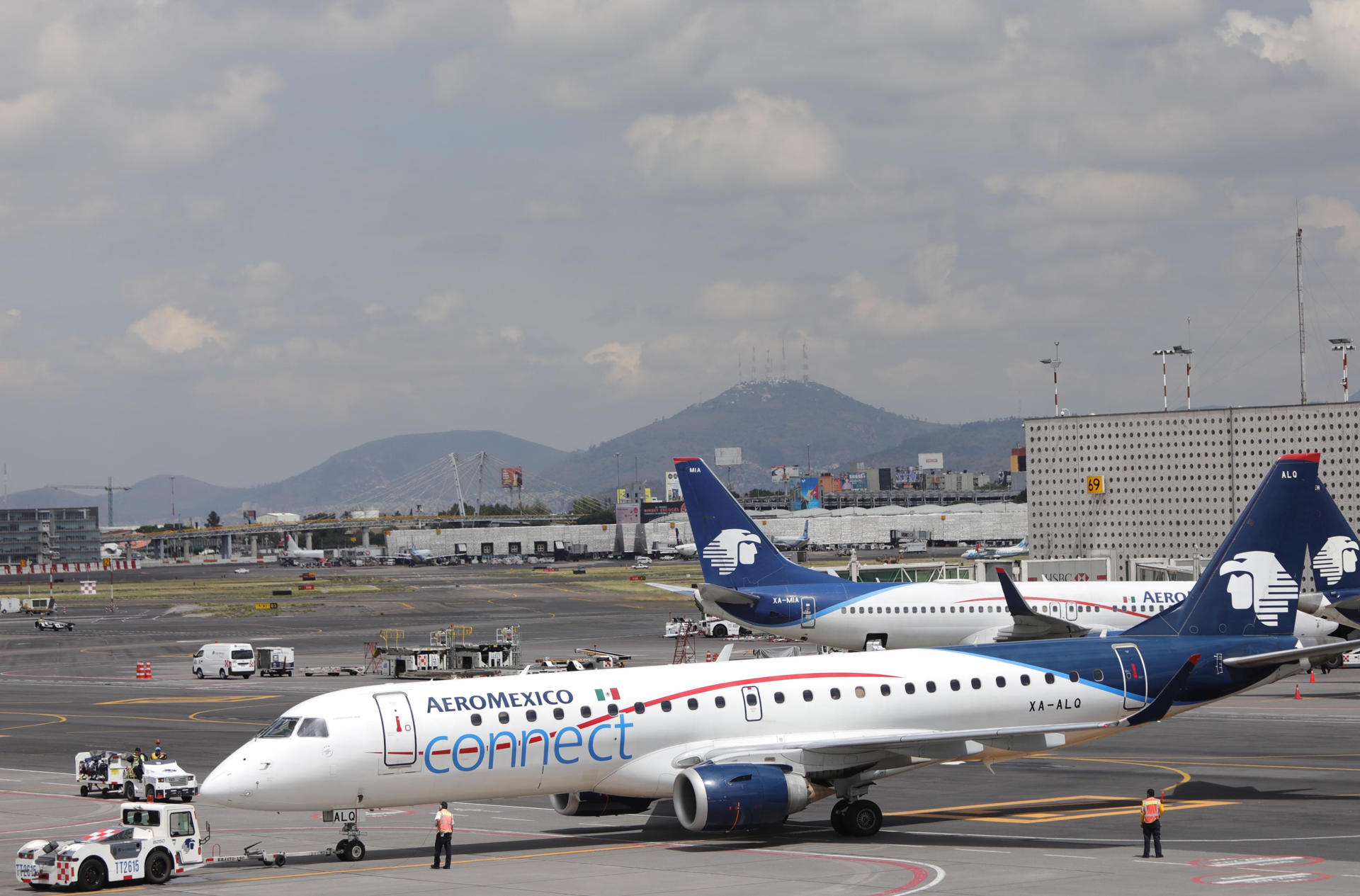 Fotografía de archivo fechada el 19 de septiembre de 2019 donde se observan aviones de la empresa Aeromexico en Ciudad de México (México). EFE/Sáshenka Gutiérrez

