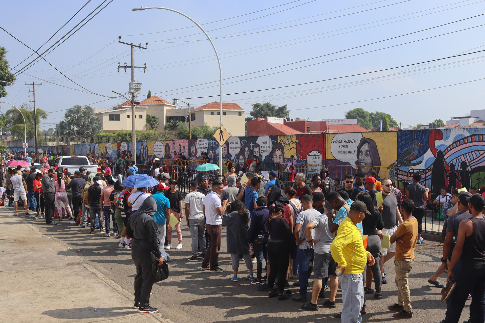 Migrantes permanecen hoy, afuera de las oficinas migratorias en la ciudad de Tapachula, en el estado de Chiapas (México). EFE/Juan Manuel Blanco
