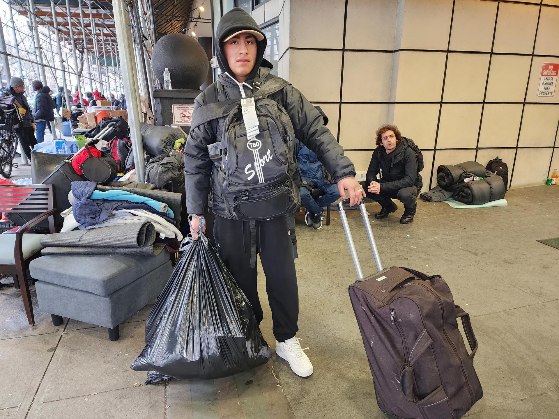 Personas migrantes venezolanas desalojadas del hotel Watson esperan en la afueras del edificio en Nueva York (EEUU). Imagen de archivo. EFE/ Ruth E. Hernández
