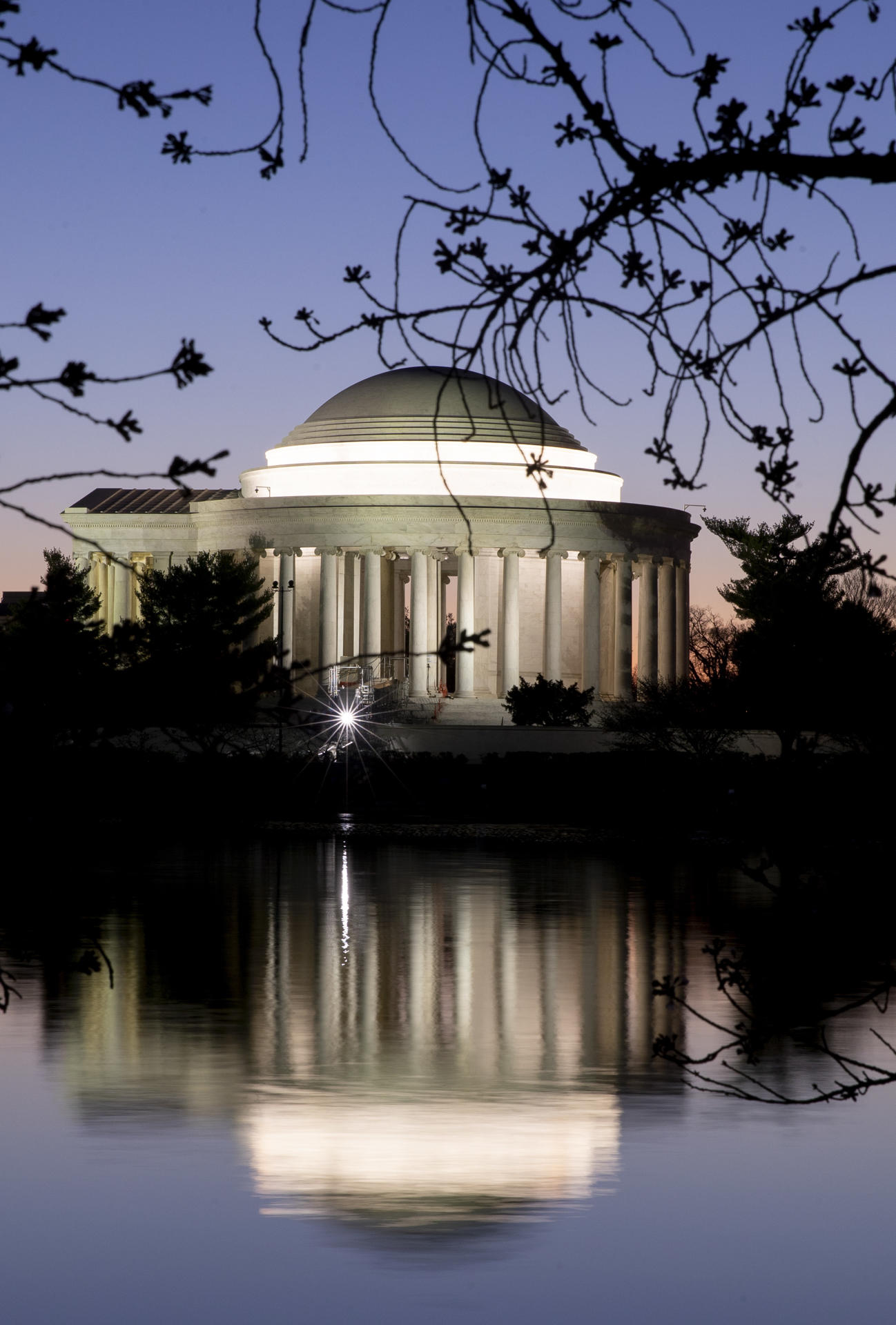 Los cerezos florecen en Tidal Basin, con el Thomas Jefferson Memorial detrás, el día del equinoccio de primavera en Washington, DC, EE. UU., 20 de marzo de 2023. EFE/ Michael Reynolds
