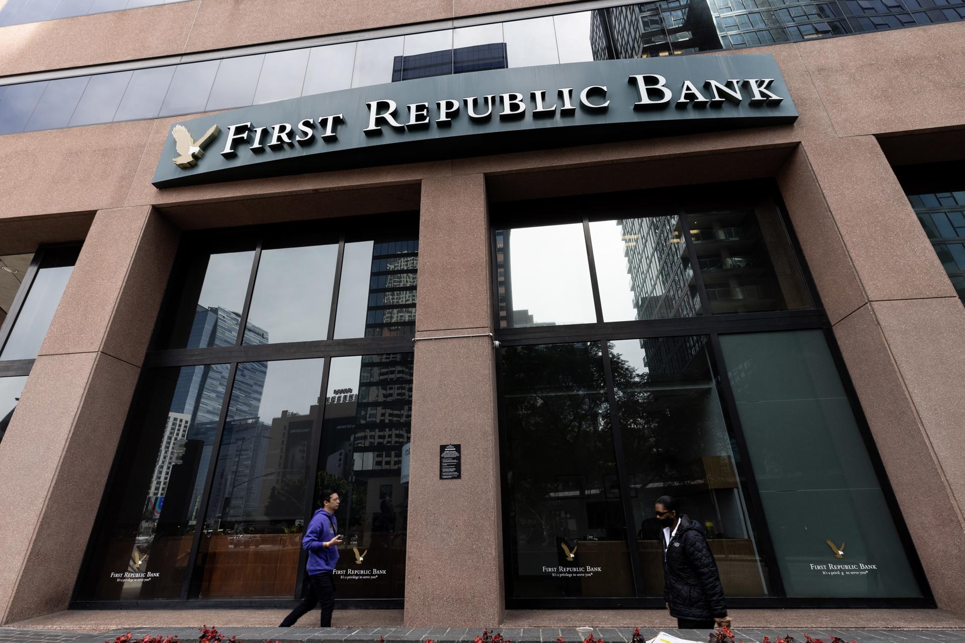 Fotografía tomada el pasado 17 de marzo en la que se registró la entrada a una sede del banco First Republic Bank, en Los Ángeles (California, EE.UU.). EFE/Etienne Laurent
