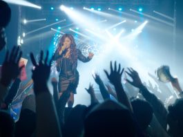 La biografía sobre Jenni Rivera se rueda en Bogotá con Annie González Fotograma cedido hoy por la plataforma de streaming ViX donde aparece la actriz, cantante y bailarina hispana Annie González en el papel de Jenni Rivera, durante una escena de "Jenni", título provisional de este biopic autorizado. Annie González ("Flamin' Hot" y "Gentefied") da vida a la fallecida superestrella méxico-estadounidense Jenni Rivera en una película biográfica que ya se comenzó a rodar en Colombia, informó este miércoles la plataforma de streaming ViX, de TelevisaUnivision. EFE/Nalini Hernández-Melo /SOLO USO EDITORIAL /NO VENTAS /SOLO DISPONIBLE PARA ILUSTRAR LA NOTICIA QUE ACOMPAÑA /CRÉDITO OBLIGATORIO