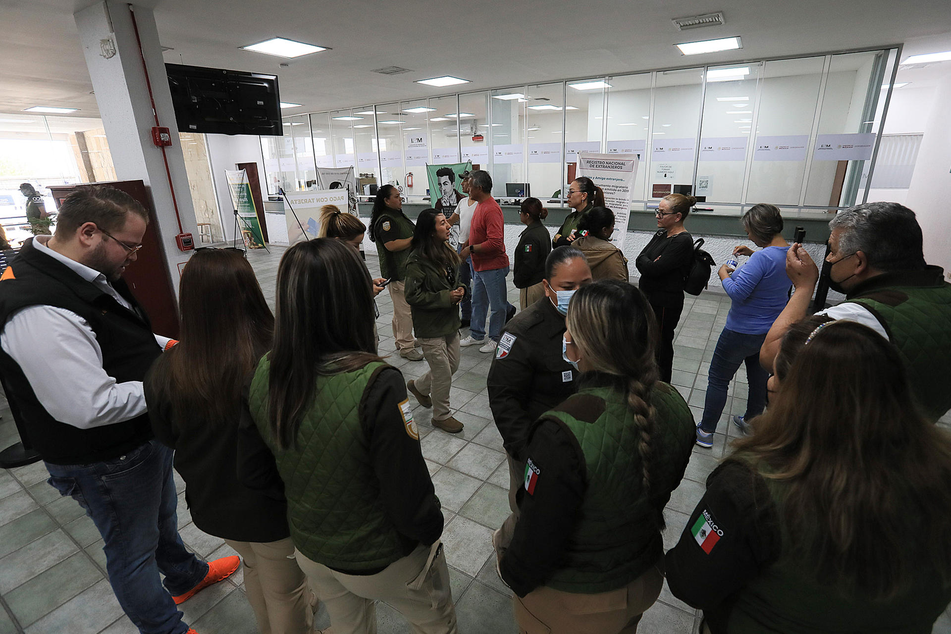 Personal del Instituto Nacional de Migración (INM) se manifiestan hoy, por la detención de tres compañeros como presuntos responsables de la muerte de 39 migrantes el pasado lunes en un centro migratorio en la fronteriza Ciudad Juárez, Chihuahua (México). EFE/Luis Torres
