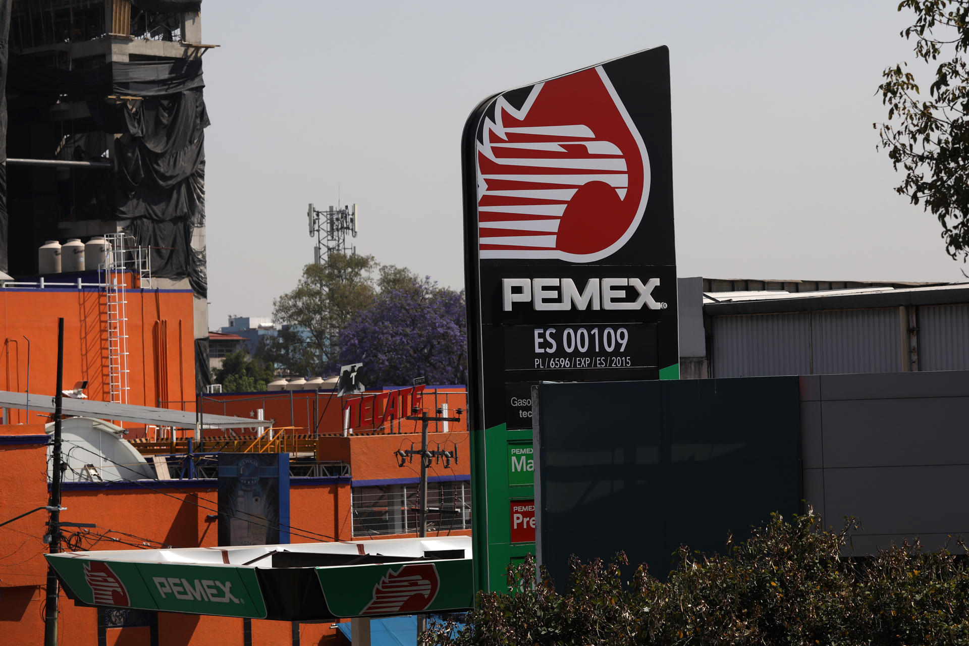Fotografía de archivo que muestra una gasolinera de Petróleos Mexicanos en Ciudad de México (México). EFE/ Sashenka Gutiérrez
