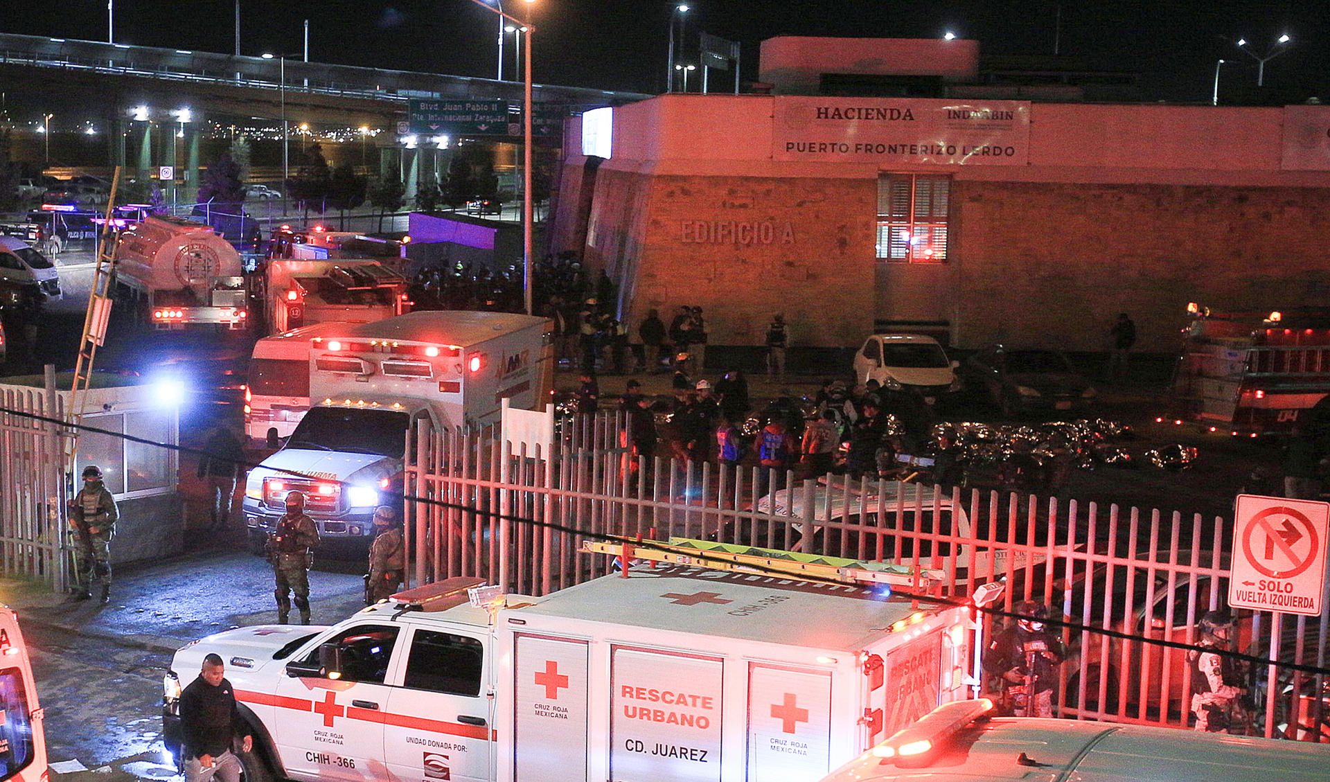 Personal de rescate acuden al auxilio durante un incendio en las instalaciones del Instituto Nacional de Migración (INM), donde fallecieron migrantes la noche del 27 de marzo de 2023, en Ciudad Juárez, Chihuahua (México). EFE/Luis Torres
