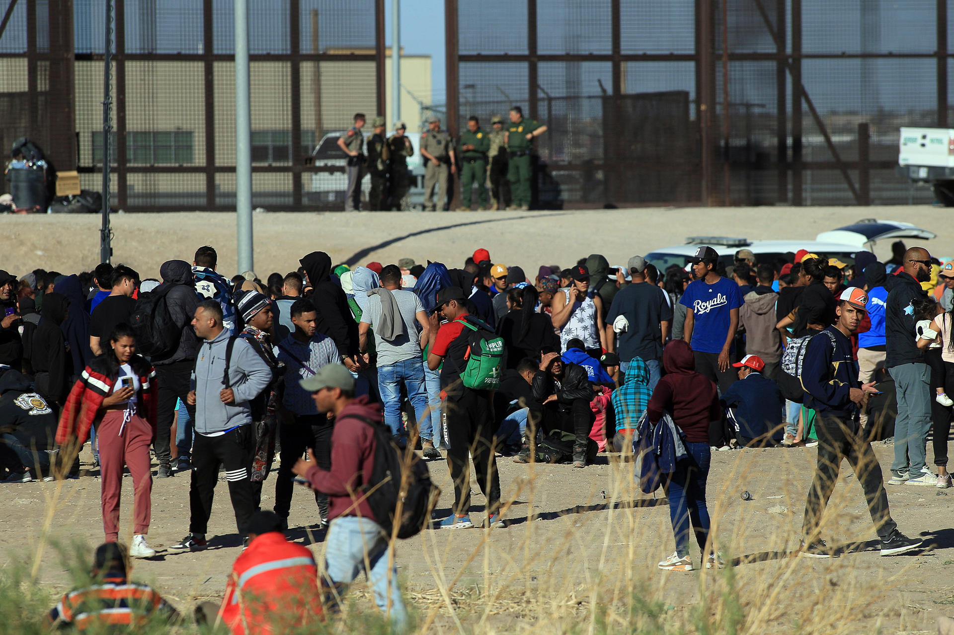 Migrantes que cruzaron el Río Bravo, esperan al ser detenidos por autoridades estadounidenses hoy, en la fronteriza Ciudad Juárez, estado de Chihuahua (México). EFE/Luis Torres
