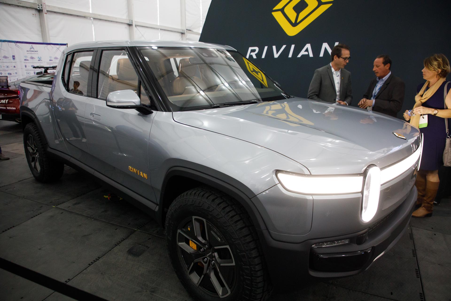 La camioneta eléctrica Rivian R1T se muestra en exhibición en el Auto Show Automobility LA en Los Ángeles, California (EE. UU.). EFE/Eugene Garcia
