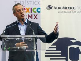 El director general de Aeroméxico, Andrés Conesa, habla durante su participación en el Tianguis Turístico México hoy en el Centro Banamex en Ciudad de México (México). EFE/Isaac Esquivel
