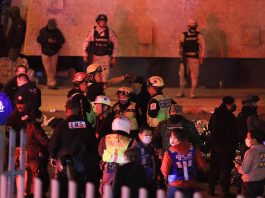 Personal de rescate acuden al auxilio durante un incendio en las instalaciones del Instituto Nacional de Migración (INM), donde fallecieron migrantes la noche del 27 de marzo de 2023, en Ciudad Juárez, Chihuahua (México). EFE/Luis Torres
