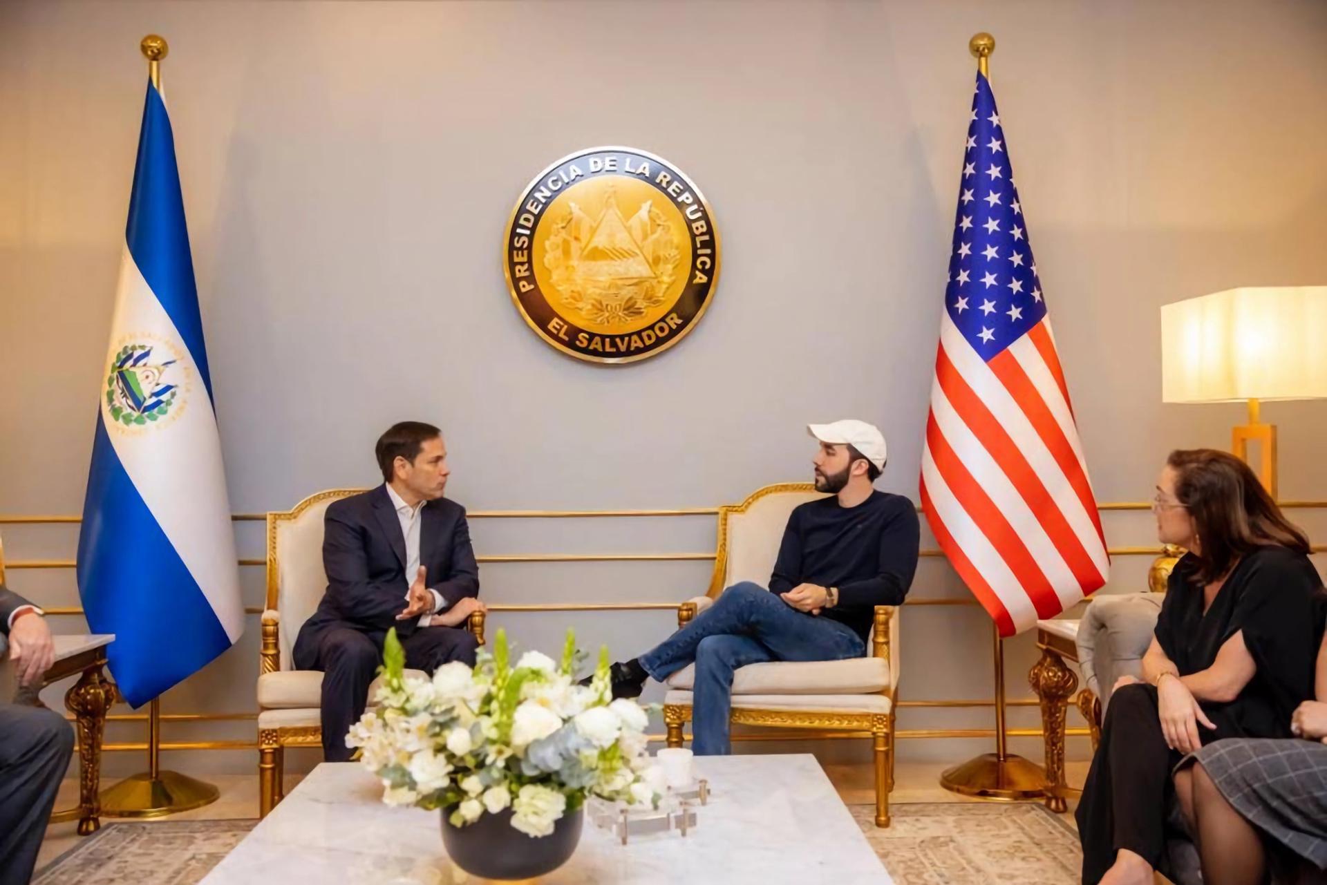 Fotografía cedida por la Oficina del Senador Marco Rubio donde aparece sonriente junto al presidente de El Salvador, Nayib Bukele (d), durante una reunión en San Salvador. EFE/Oficina Senador Rubio /SOLO USO EDITORIAL/NO VENTAS/SOLO DISPONIBLE PARA ILUSTRAR LA NOTICIA QUE ACOMPAÑA/CRÉDITO OBLIGATORIO
