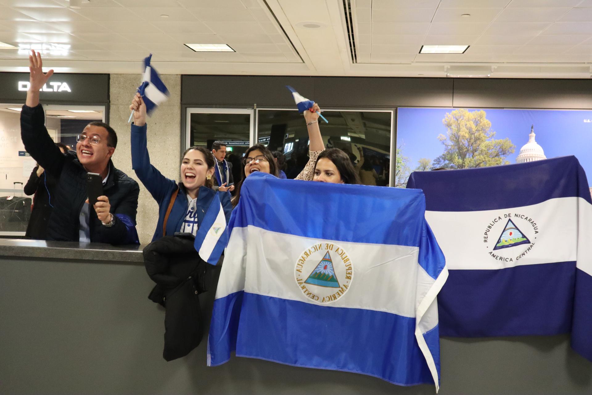 Personas sostienen banderas nicaragüenses a la espera de la llegada de los presos políticos expulsados de ese país en el aeropuerto de Dulles, Virginia (EE. UU). Imagen de archivo. EFE/Octavio Guzmán
