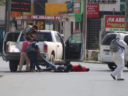 Peritos de la Fiscalía del estado de Tamaulipas recrean hoy el secuestro de cuatro estadounidenses, en la zona donde fueron atacados en la ciudad de Matamoros (México). EFE/Abraham Pineda-Jacome
