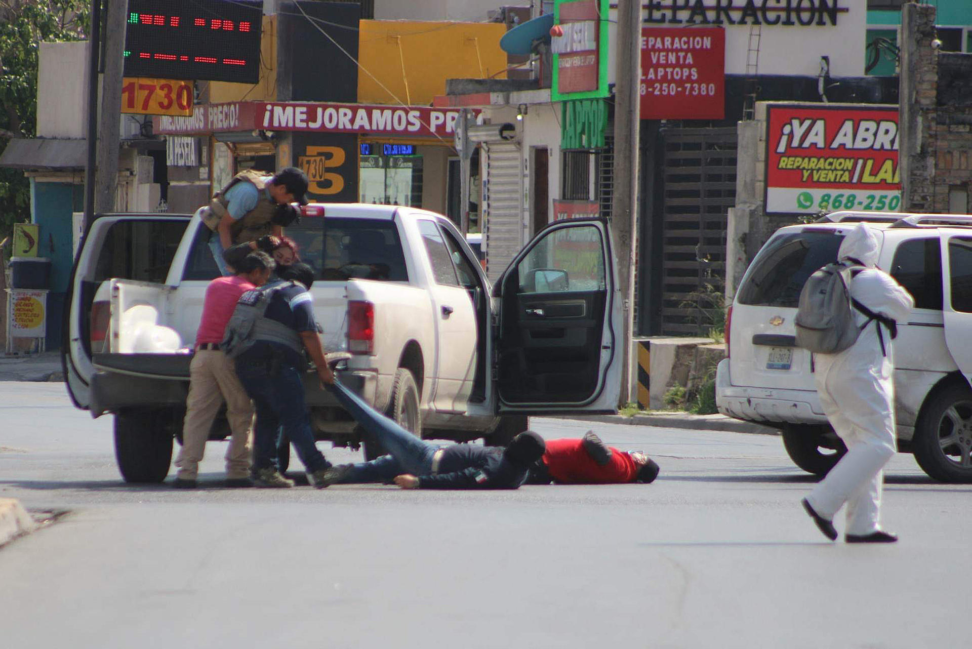 Peritos de la Fiscalía del estado de Tamaulipas recrean hoy el secuestro de cuatro estadounidenses, en la zona donde fueron atacados en la ciudad de Matamoros (México). EFE/Abraham Pineda-Jacome
