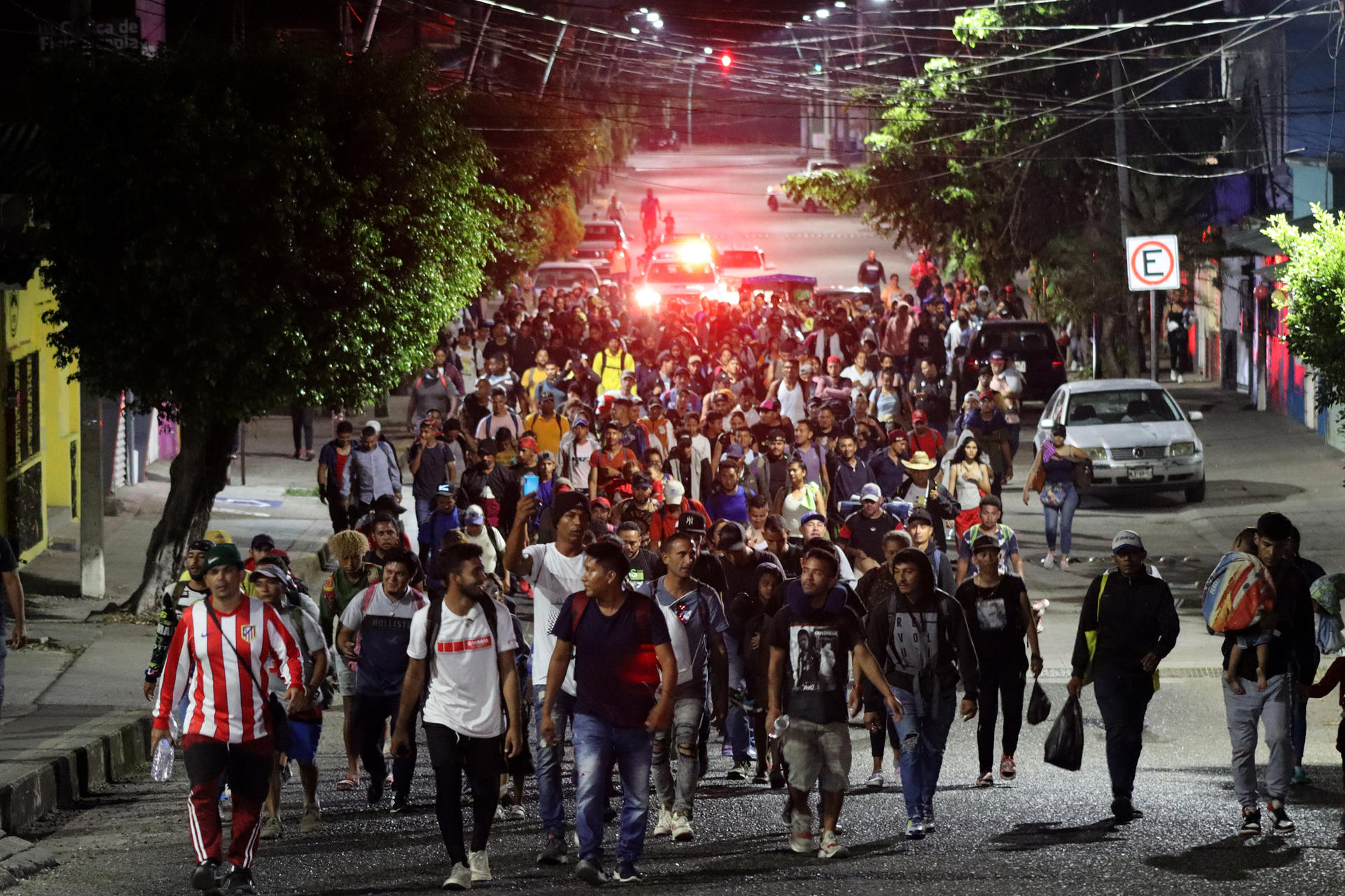 Migrantes salen en caravana hacia Estados Unidos, la madrugada de este sábado, en la Ciudad de Tapachula en el estado de Chiapas (México). EFE/Juan Manuel Blanco
