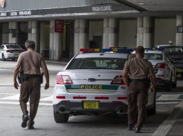 Policías caminan en las Instalaciones del Aeropuerto Internacional de Miami. Imagen de archivo. EFE/Giorgio Viera
