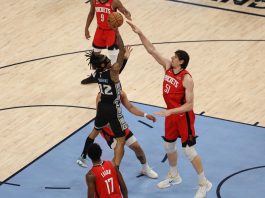 Memphis Grizzlies en acción frente a los Houston Rockets, hoy, en el FedEx Forum de Memphis, Tennessee (EE.UU.). EFE/Ryan Beatty
