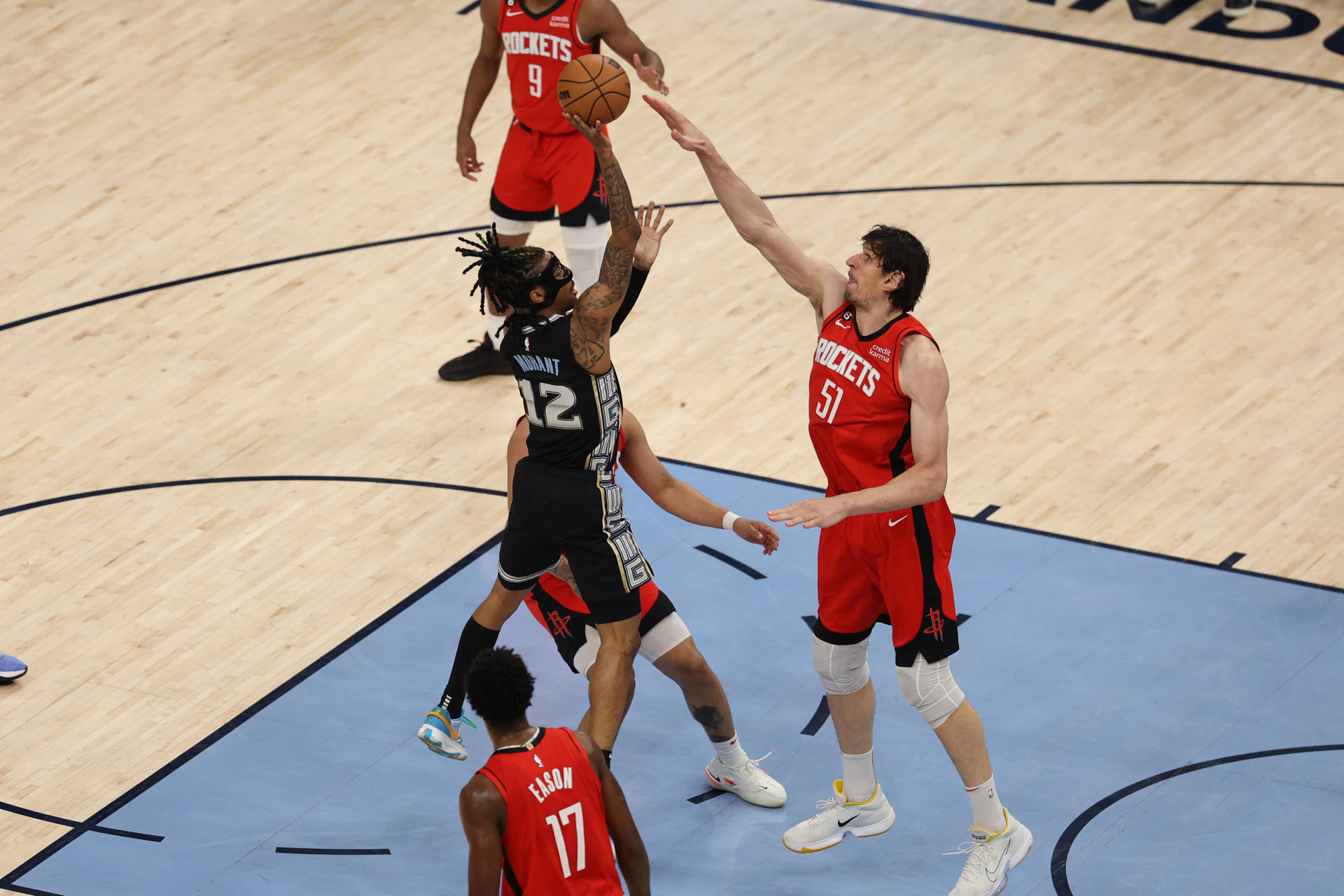 Memphis Grizzlies en acción frente a los Houston Rockets, hoy, en el FedEx Forum de Memphis, Tennessee (EE.UU.). EFE/Ryan Beatty
