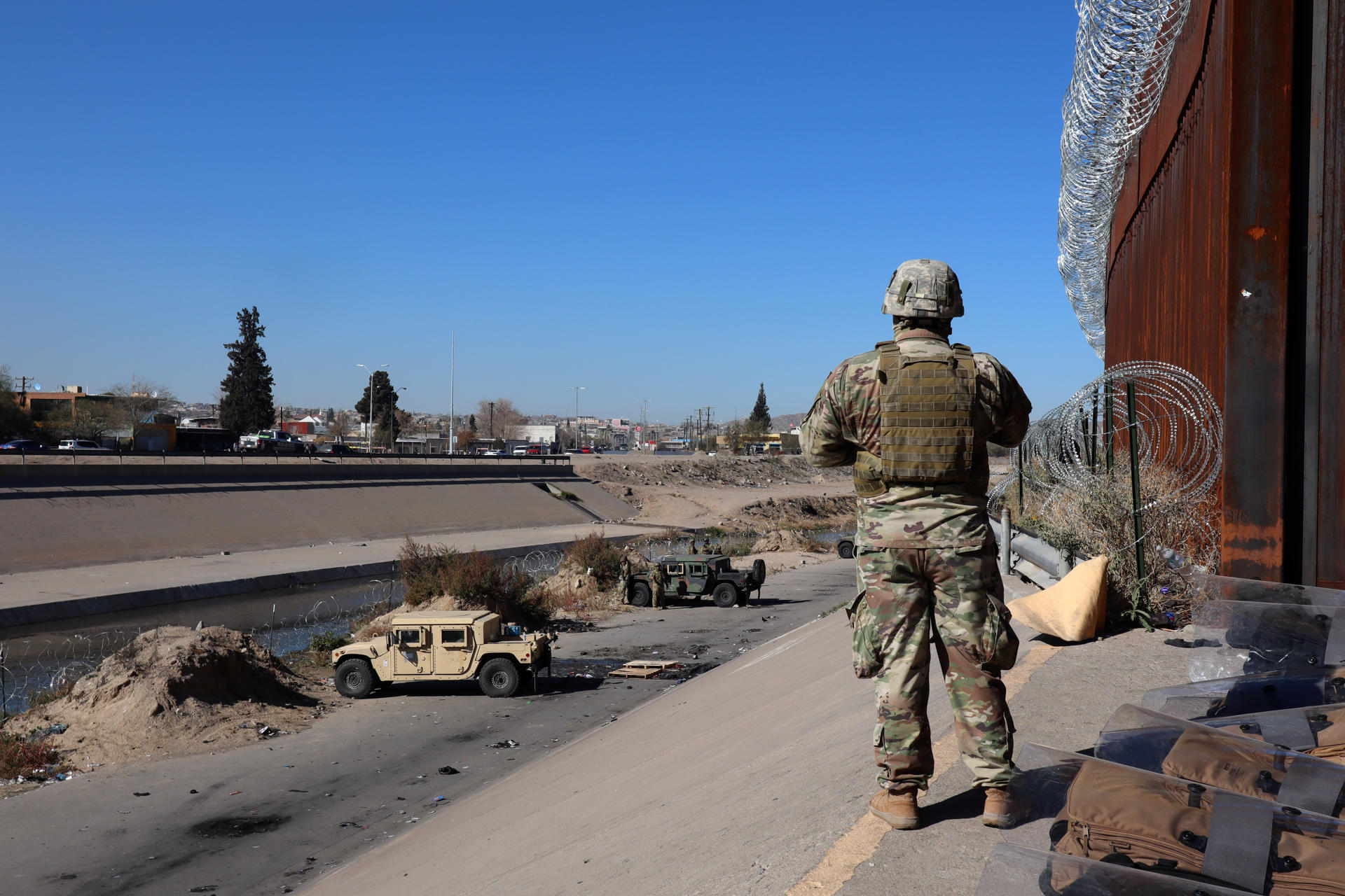 Un integrante de la Guardia Nacional estadounidense vigila en la valla fronteriza de El Paso, Texas, frente a Ciudad Juárez, México. Imagen de archivo. EFE/Octavio Guzmán
