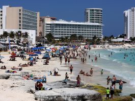 Las playas de Cancún esperan a 30.000 “springbreakers” Visitantes disfrutan de la playa, el 11 de marzo de 2023, en Cancún, Quintana Roo (México). EFE/ Alonso Cupul