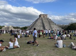 Personas visitan la Pirámide de Kukulcán para recibir la energía solar del equinoccio de primavera, el 20 de marzo de 2023, en la zona arqueológica de Chichén Itzá, en el estado de Yucatán (México). EFE/Martha López
