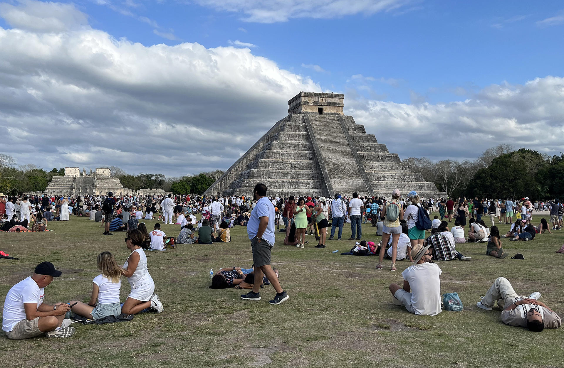 Personas visitan la Pirámide de Kukulcán para recibir la energía solar del equinoccio de primavera, el 20 de marzo de 2023, en la zona arqueológica de Chichén Itzá, en el estado de Yucatán (México). EFE/Martha López
