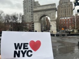 Vista del nuevo logo "We Love NYC", el 25 de marzo de 2023 en Greenwich Village, Manhattan, Nueva York (EE.UU). EFE/ Sarah Yáñez-Richards
