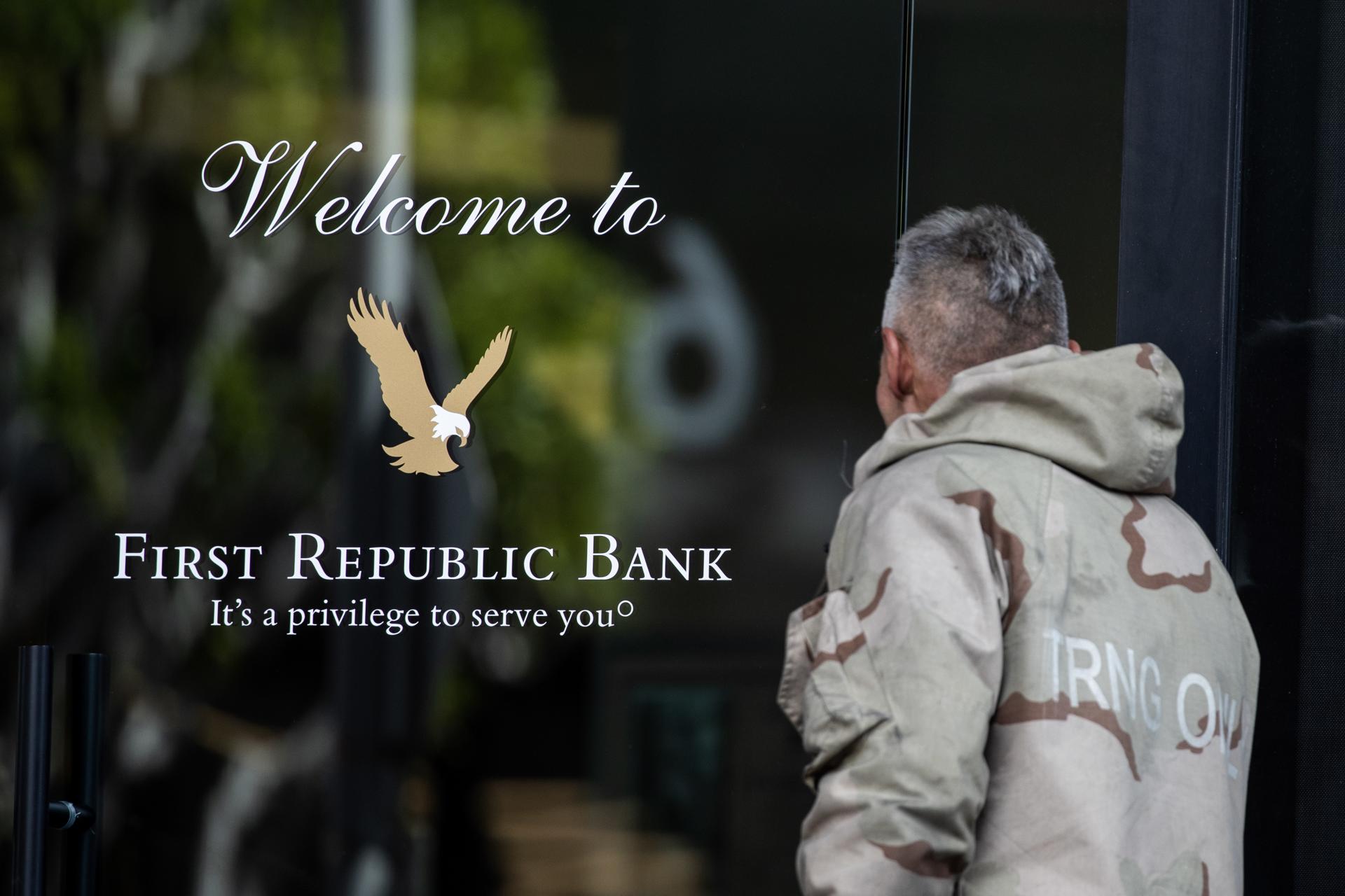 Fotografía tomada el pasado 17 de marzo en la que se registró a un hombre frente a la entrada de una de las sedes del banco estadounidense First Republic, en Los Ángeles (California, EE.UU.). EFE/Etienne Laurent
