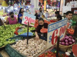 Comerciantes ofrecen sus productos en el Mercado Jamaica, en la Ciudad de México (México). Imagen de archivo. EFE/Isaac Esquivel
