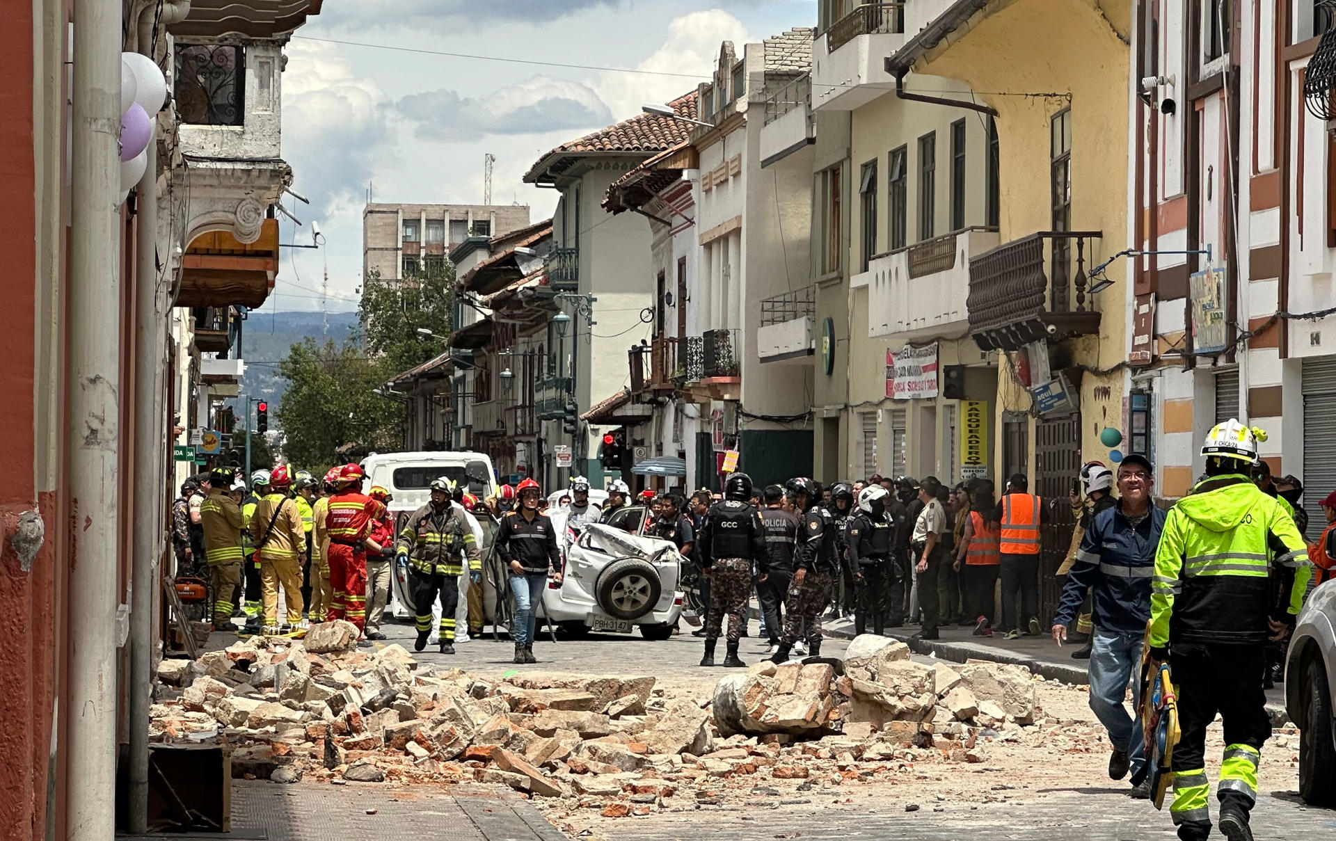 Fotografía de los daños ocasionados por el sismo de magnitud 6,5 en la escala abierta de Richter en la ciudad de Cuenca (Ecuador). EFE/Robert Puglla
