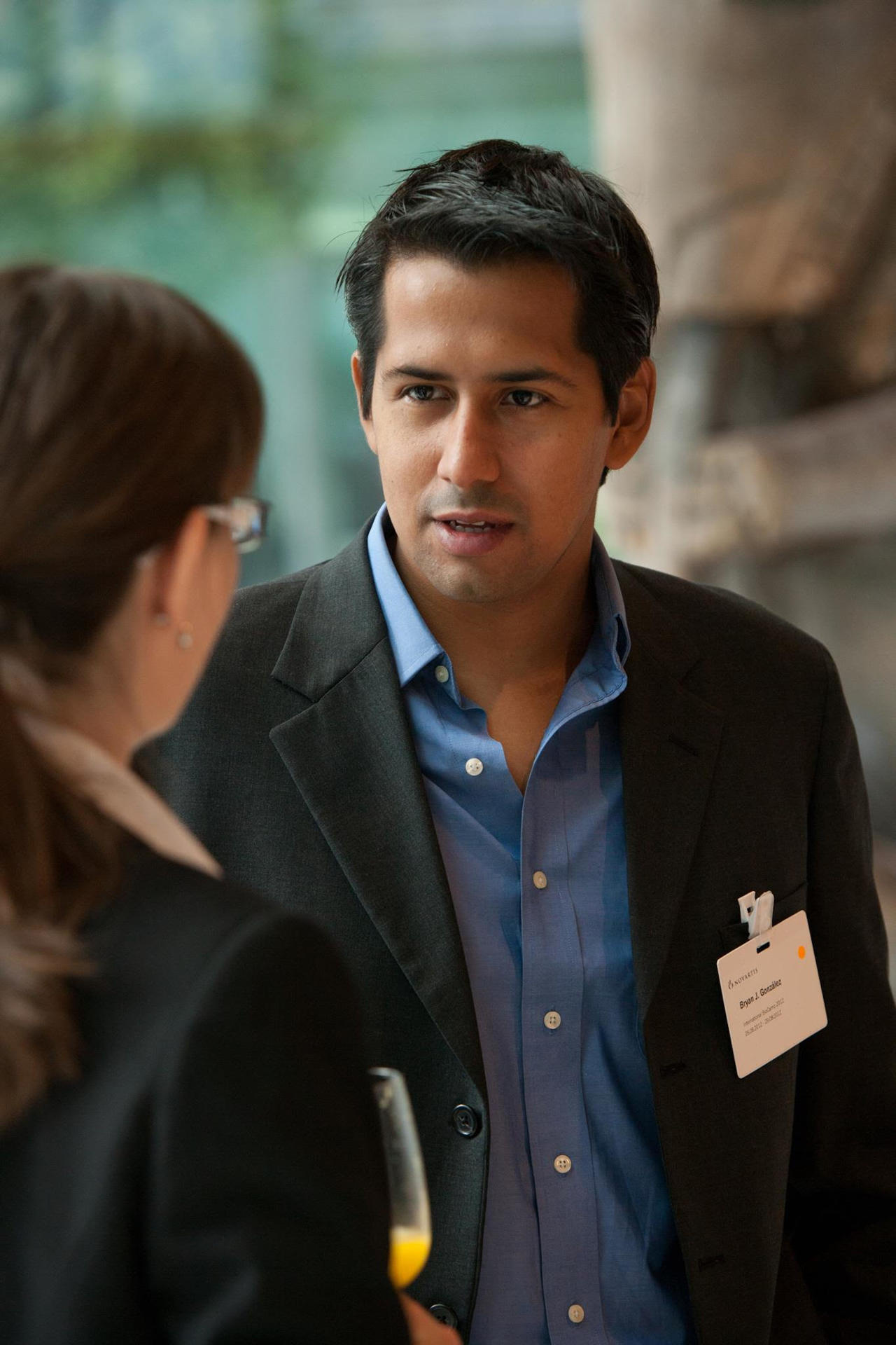 Fotografía cedida por Novartis International donde aparece el paraguayo Bryan González, doctorado en biología médica y metabólica, y es el científico principal y gerente de la empresa Fork and Goode que gestiona la autorización de la Administración de Alimentos y Medicamentos (FDA) de Estados Unidos para la comercialización del producto de sus cultivos que, por ahora, se miden en kilogramos. EFE/ Novartis International SOLO USO EDITORIAL SOLO DISPONIBLE PARA ILUSTRAR LA NOTICIA QUE ACOMPAÑA (CRÉDITO OBLIGATORIO)
