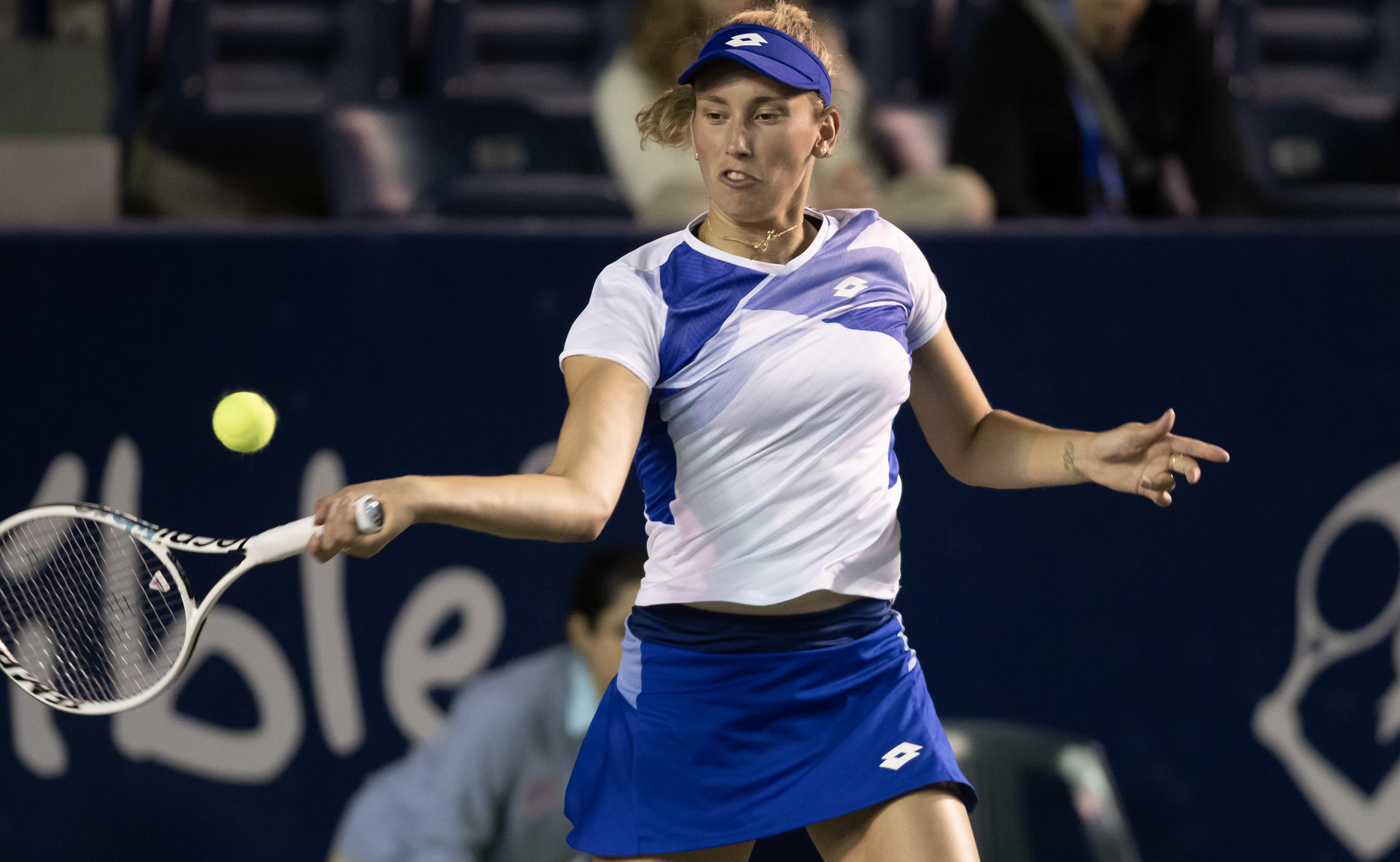 La tenista de Bélgica Elise Mertens en acción ante la jugadora italiana Elisabetta Cocciaretto durante un partido de la jornada 5 del Abierto de Tenis de Monterrey (México). EFE/Miguel Sierra
