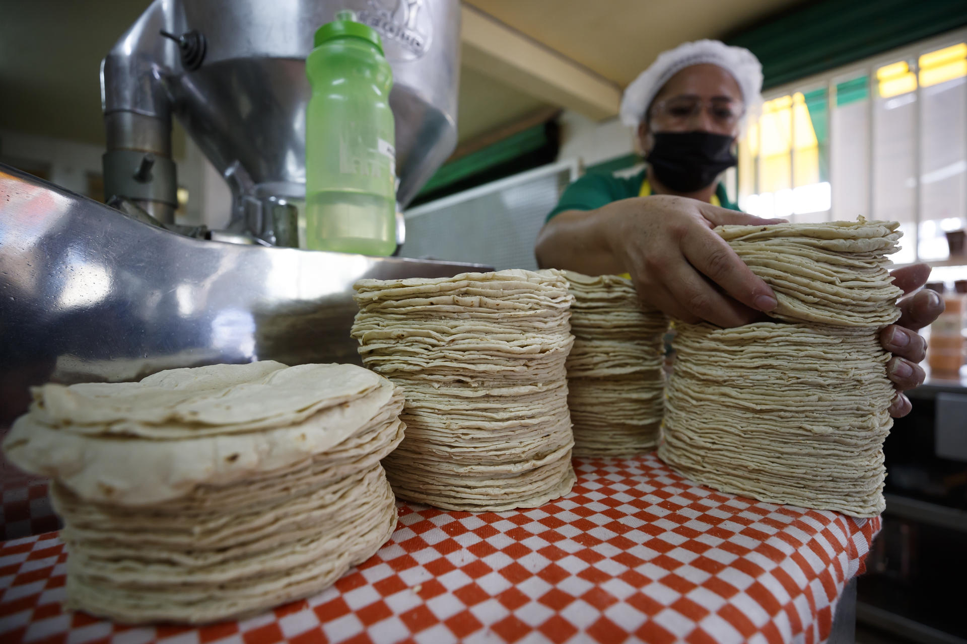 Trabajadores elaboran tortillas en Ciudad de México. Imagen de archivo. EFE/ José Méndez
