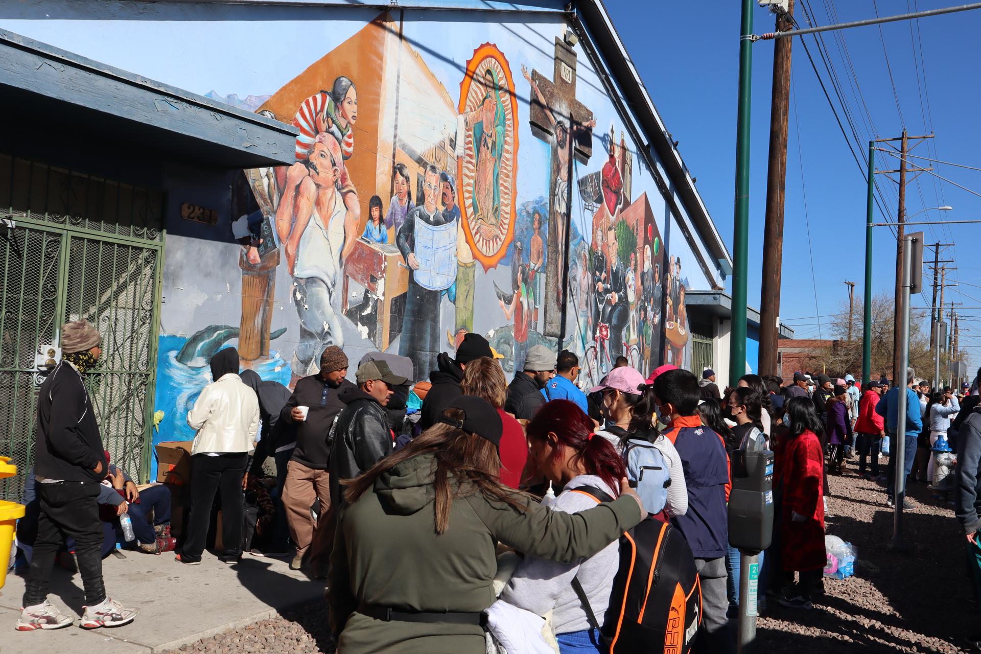 Inmigrantes esperan en una fila para recibir ayuda de alimentos y ropa cerca de un albergue en El Paso (EEUU). Imagen de archivo. EFE/Octavio Guzmán
