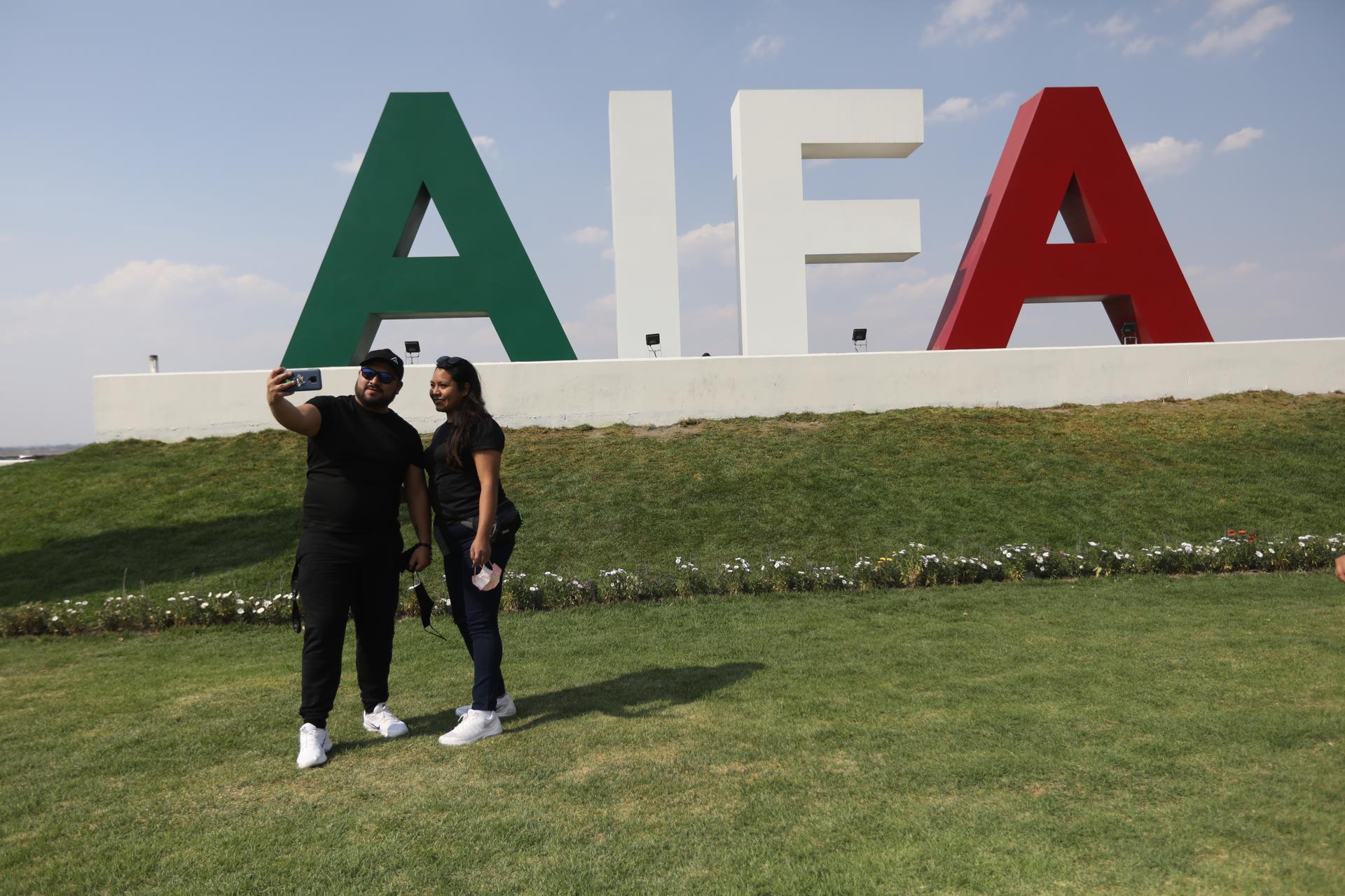 Una pareja se toma una foto en el Aeropuerto Internacional Felipe Ángeles (AIFA), en el municipio de Zumpango, Estado de México (México). Imagen de archivo. EFE/Sáshenka Gutiérrez
