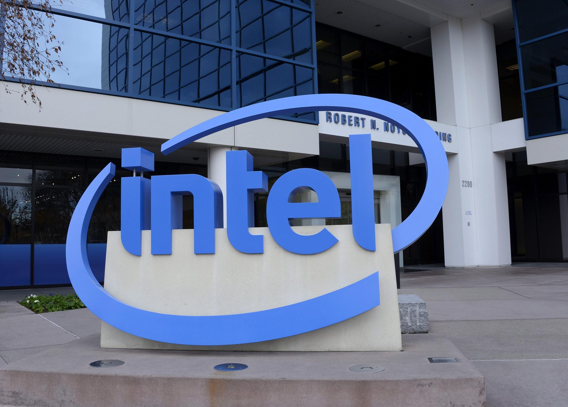 Imagen de archivo que muestra el logotipo de Intel frente a la sede corporativa de la empresa, en Santa Clara, California, Estados Unidos. EFE/John G. Mabanglo
