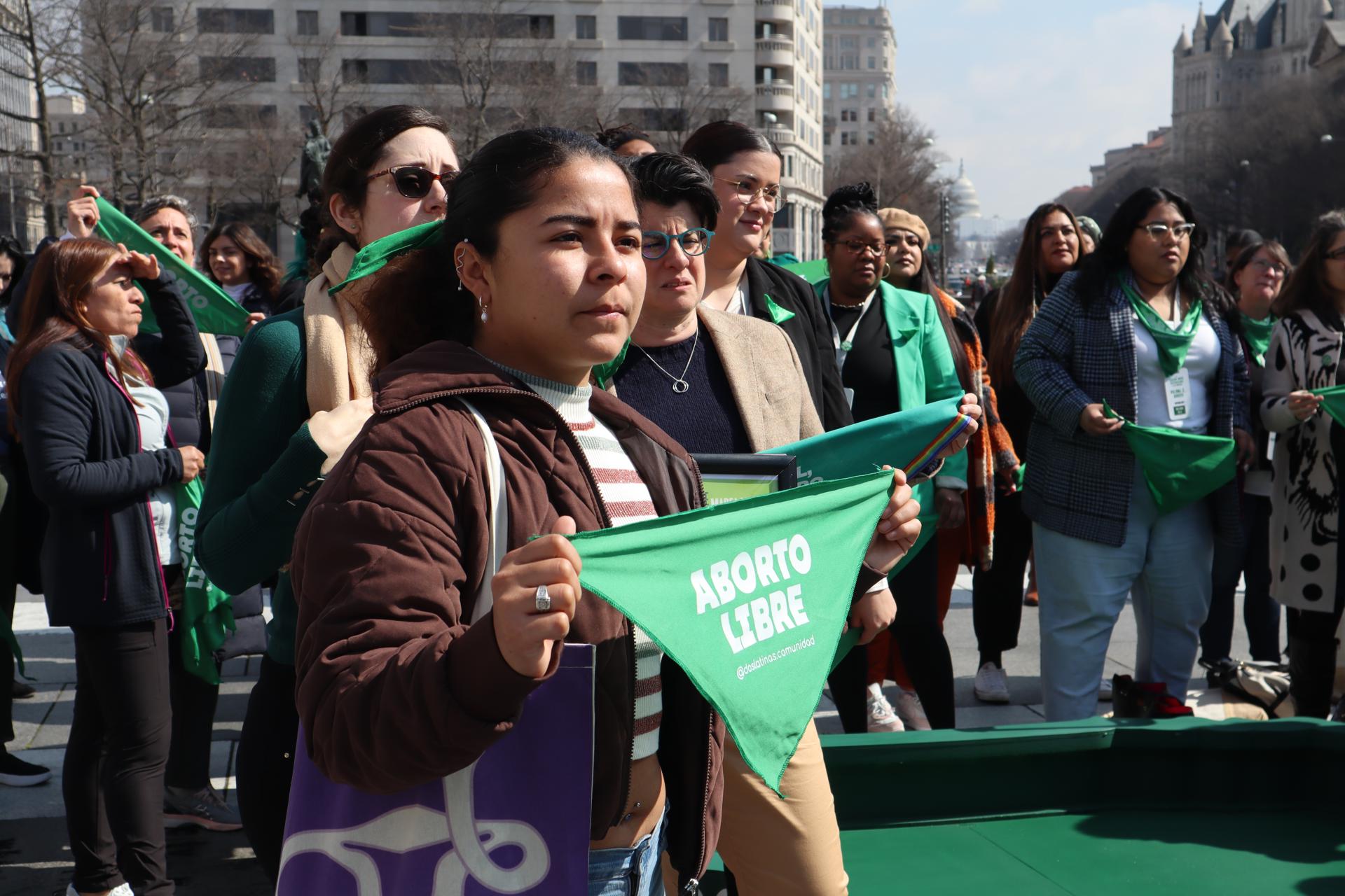 Varias mujeres participan en una manifestación a favor del aborto en Washington (Estados Unidos). Imagen de archivo. EFE/ Octavio Guzmán
