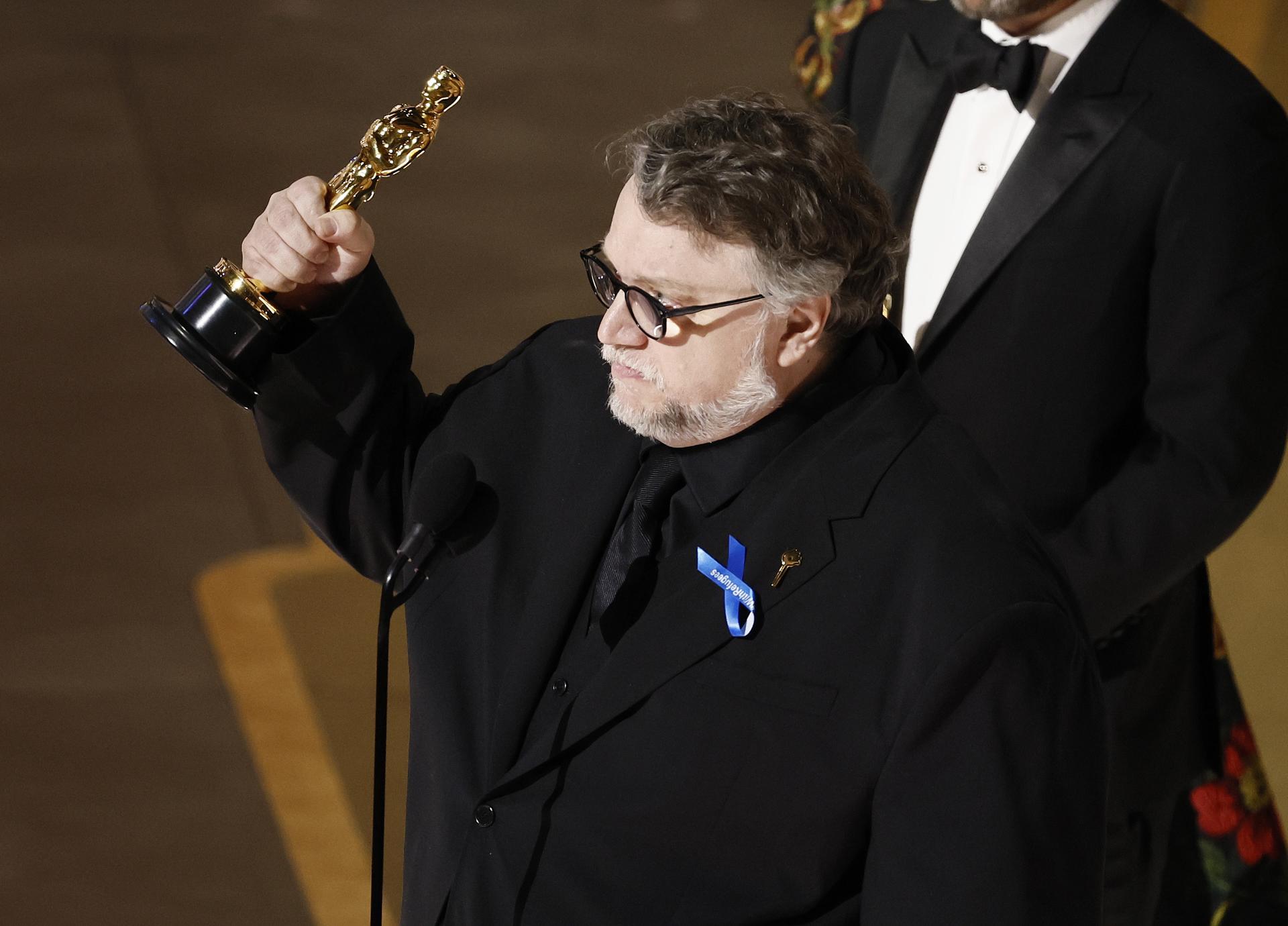 Guillermo Del Toro celebra después de ganar el óscar a la Mejor Película de Animación por 'Pinocho'. EFE/EPA/ETIENNE LAURENT
