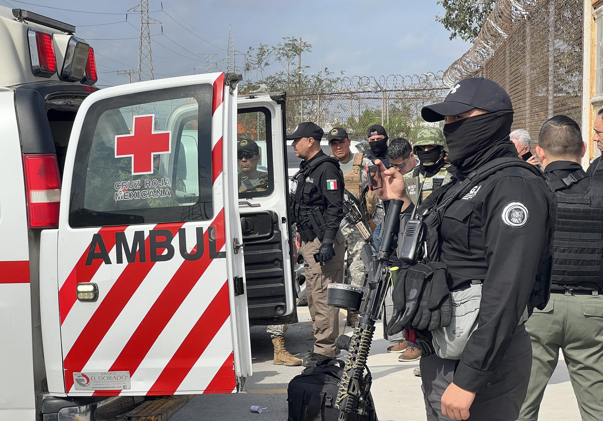 Autoridades mexicanas entregan a dos de los cuatro estadounidenses secuestrados el pasado viernes tras cruzar la frontera en la ciudad fronteriza de Matamoros, en el municipio de Matamoros en el estado de Tamaulipas (México). EFE/Str
