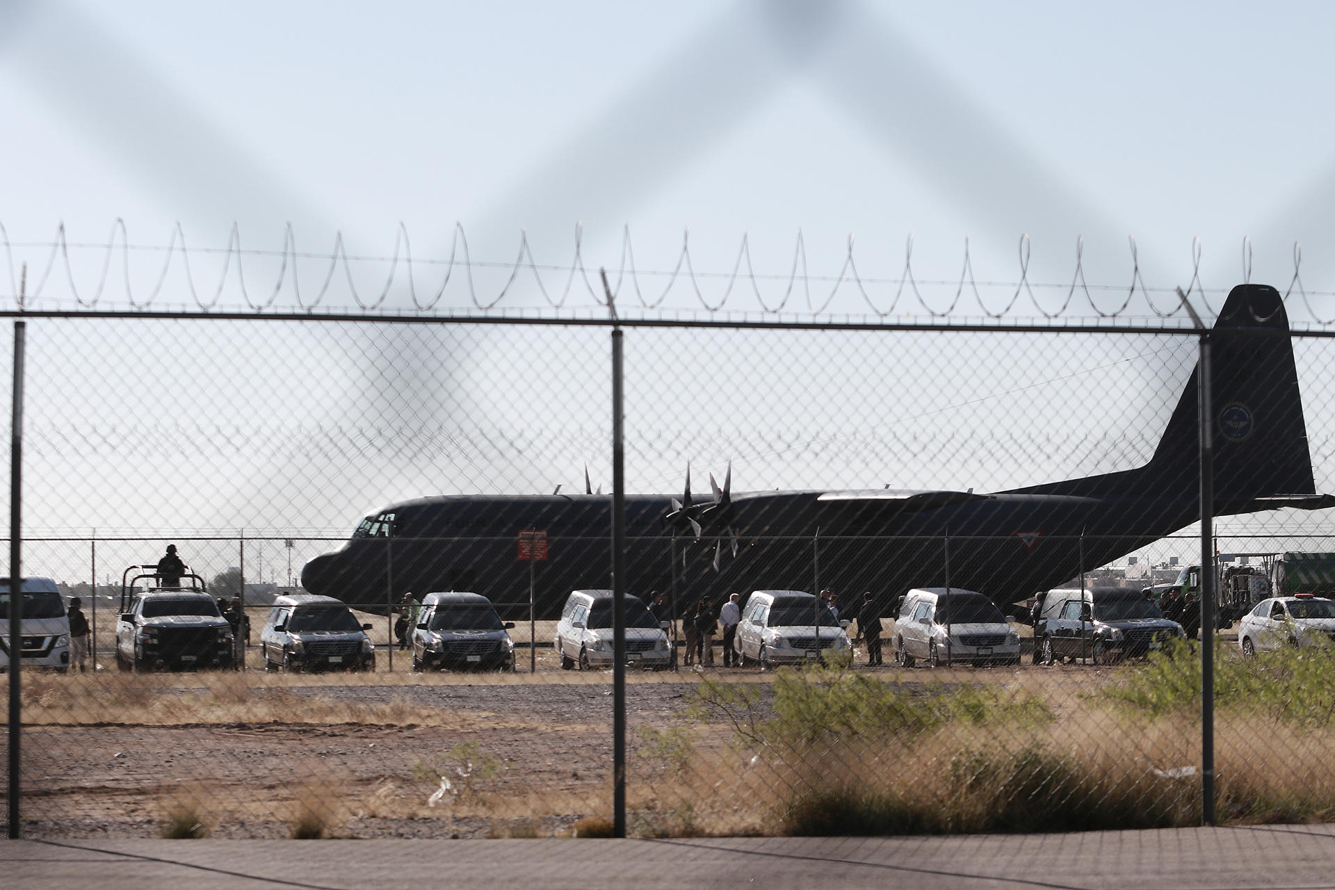 Autoridades mexicanas suben cuerpos de migrantes a un avión de la Fuerza Aérea Mexicana, hoy en Ciudad Juárez en Chihuahua (México). EFE/Luis Torres
