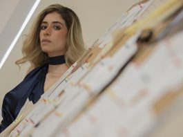 Exposición en norte de México muestra el proceso creativo detrás de la moda La diseñadora mexicana Ana Paula Andreu posa durante la exposición "Rastros", el 19 de abril de 2023, en la ciudad de Monterrey, en el estado de Nuevo León (México). EFE/Antonio Ojeda