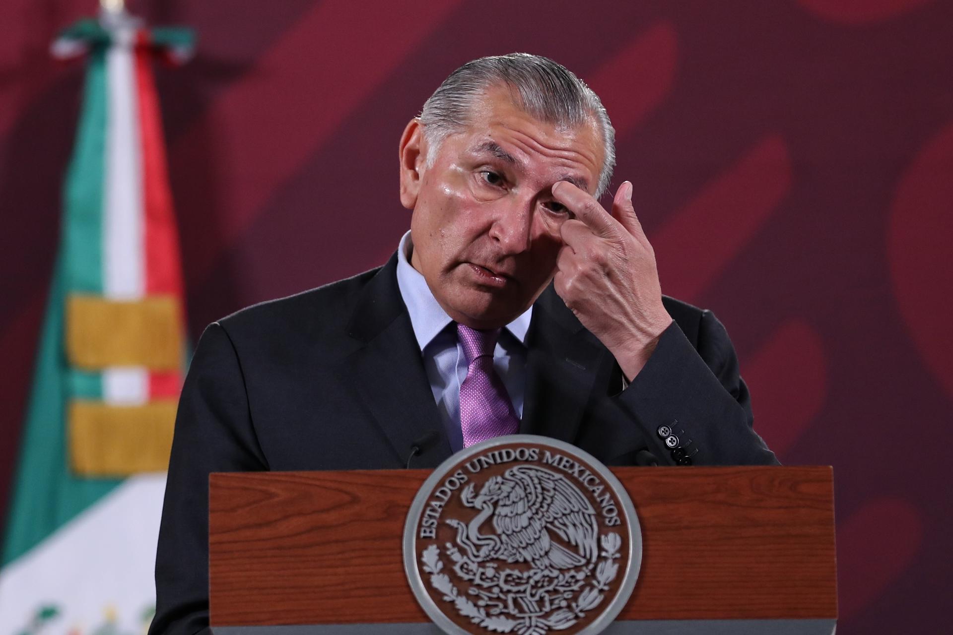 El secretario de Gobernación Adán Augusto, habla hoy durante una rueda de prensa en Palacio Nacional de la Ciudad de México (México). EFE/Sáshenka Gutiérrez
