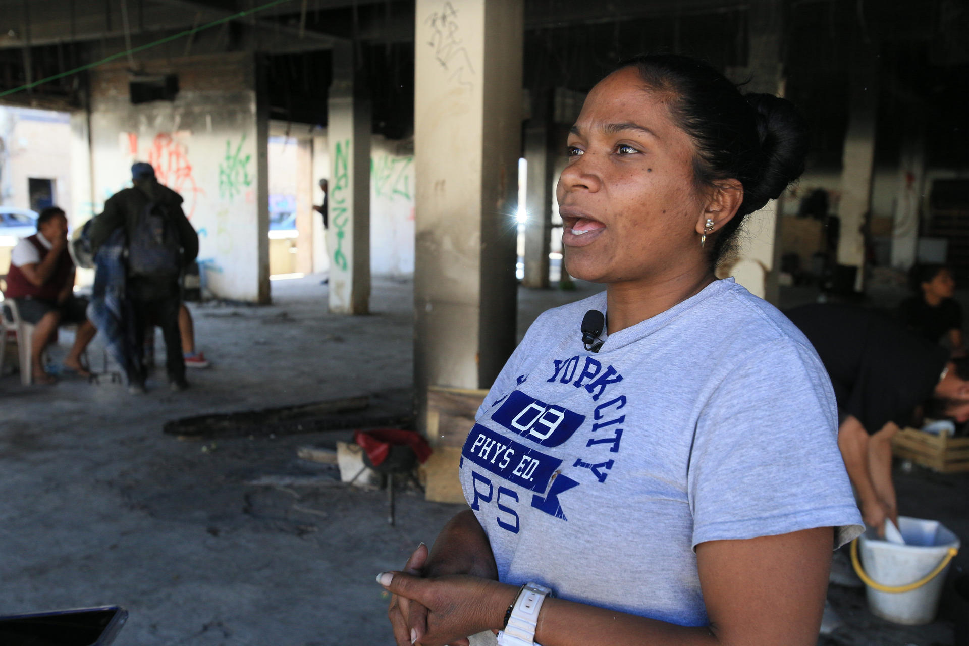 La migrante venezolana María de Souse habla con EFE al interior de un edificio abandonado en el que convive con más migrantes, el 2 de abril de 2023, en Ciudad Juárez, en el estado de Chihuahua (México). EFE/ Luis Torres
