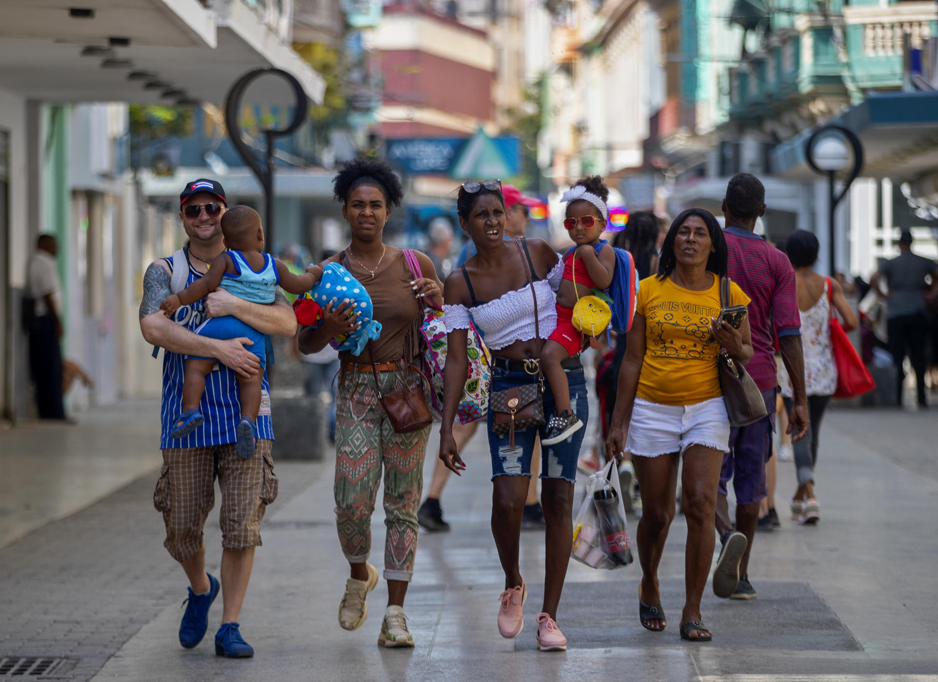 Transeúntes caminan por una calle de La Habana (Cuba), en una fotografía de archivo. EFE/Yánder Zamora
