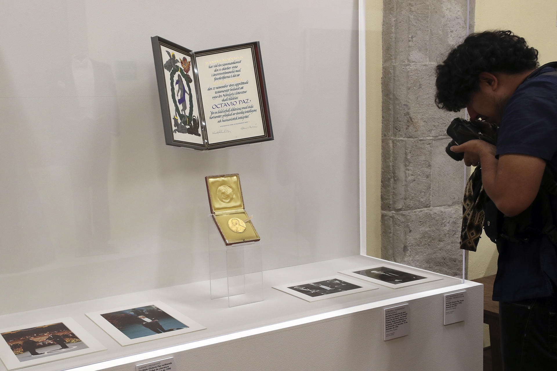 Una persona observa pertenencias y obras expuestas en la casa que perteneció a María José y el nobel Octavio Paz, el 31 de marzo de 2023, en Ciudad de México (México). EFE/Isaac Esquivel
