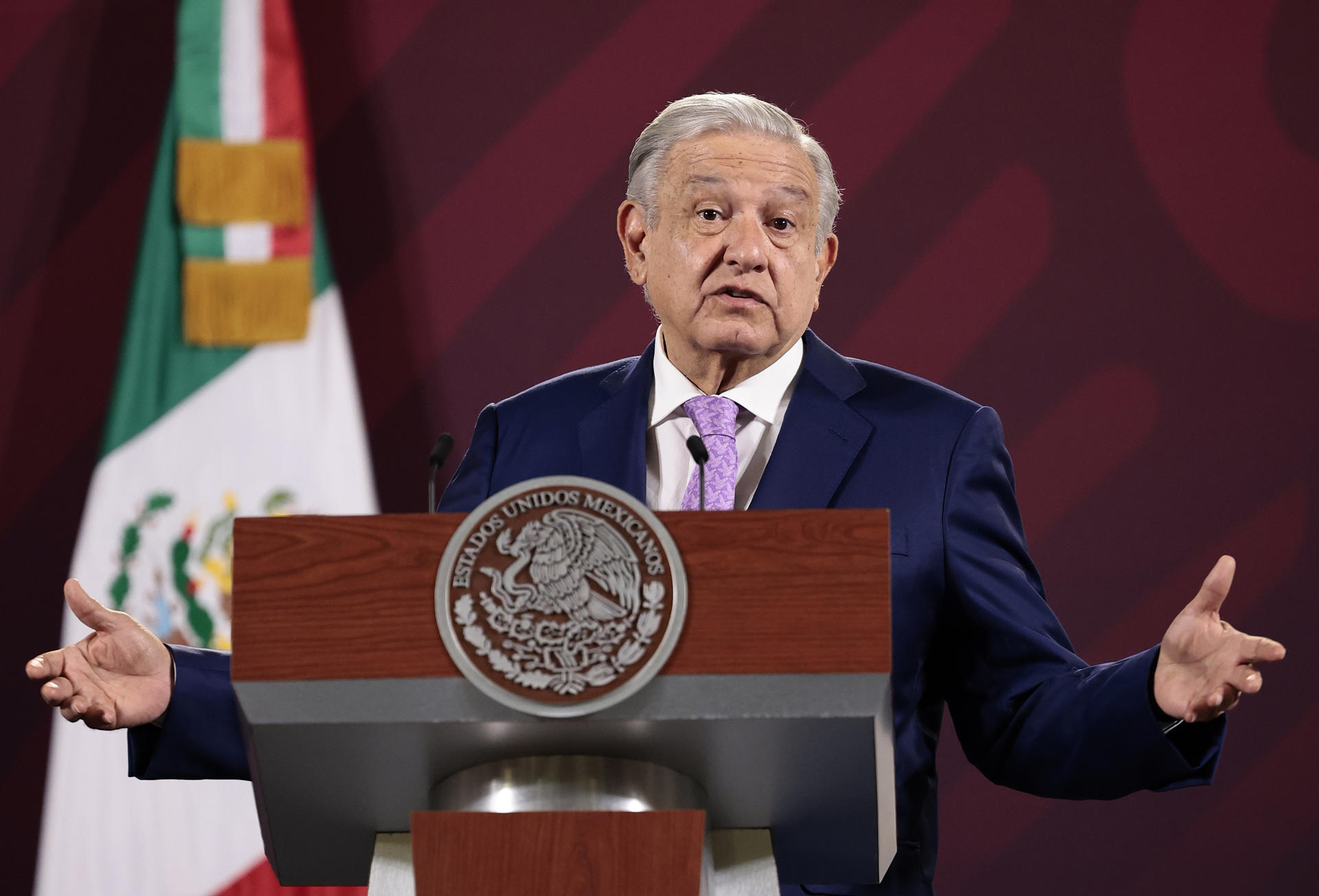 El presidente mexicano, Andrés Manuel López Obrador, habla durante la conferencia matutina en el Palacio Nacional, hoy en Ciudad de México. (México). EFE/José Méndez
