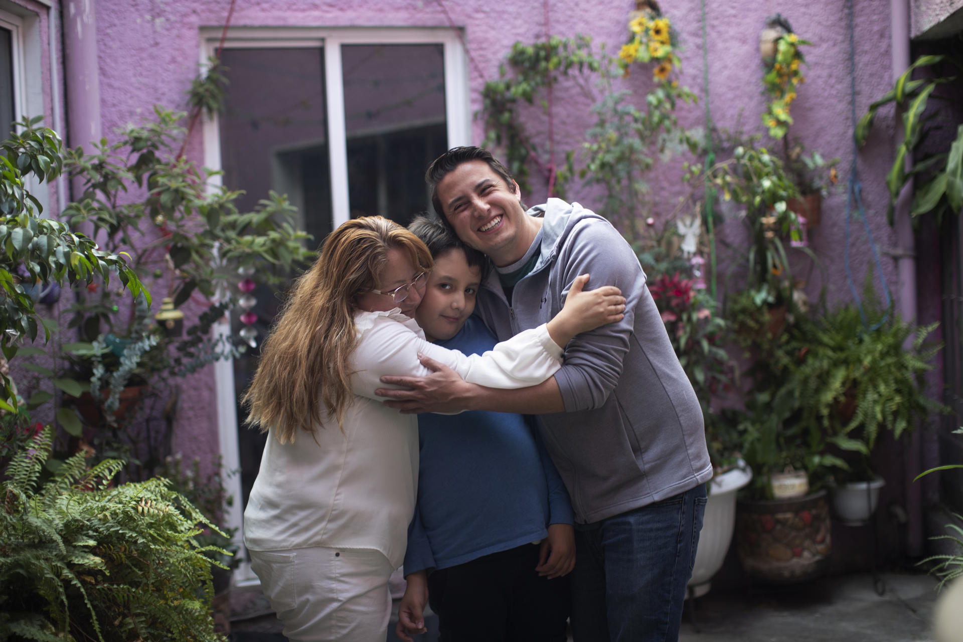 Altair Salazar Muñiz posa con sus padres, Paola Muñiz (i) y Alberto Salazar (d), el 27 de marzo de 2023, en su vivienda en Ciudad de México (México). EFE/ Sáshenka Gutiérrez
