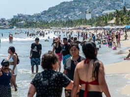 México inicia la Semana Santa con la mayor expectativa económica en 3 años Turistas disfrutan una playa hoy en el balneario de Acapulco (México). EFE/David Guzmán